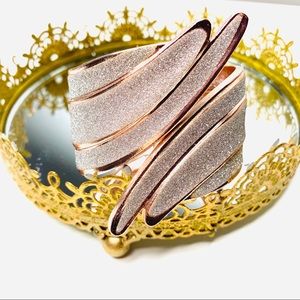 Angel wind rose gold hinge bracelet